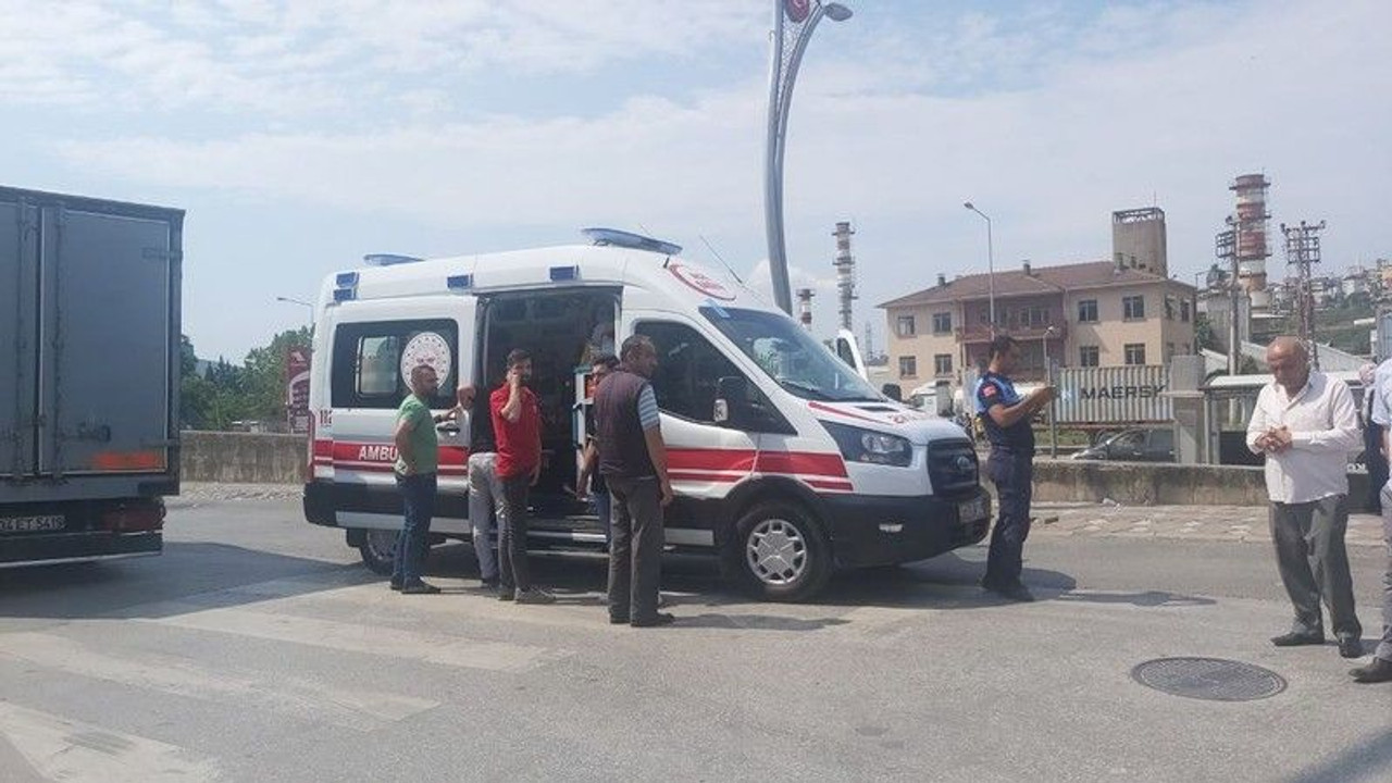 Yolun karşısına geçerken kamyonet çarptı!