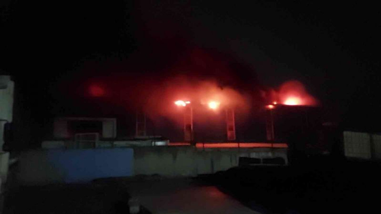 Kocaeli'de fabrika alev alev yandı