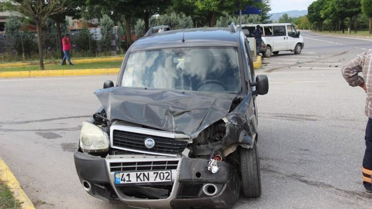 Minibüs ile hafif ticari araç çarpıştı!