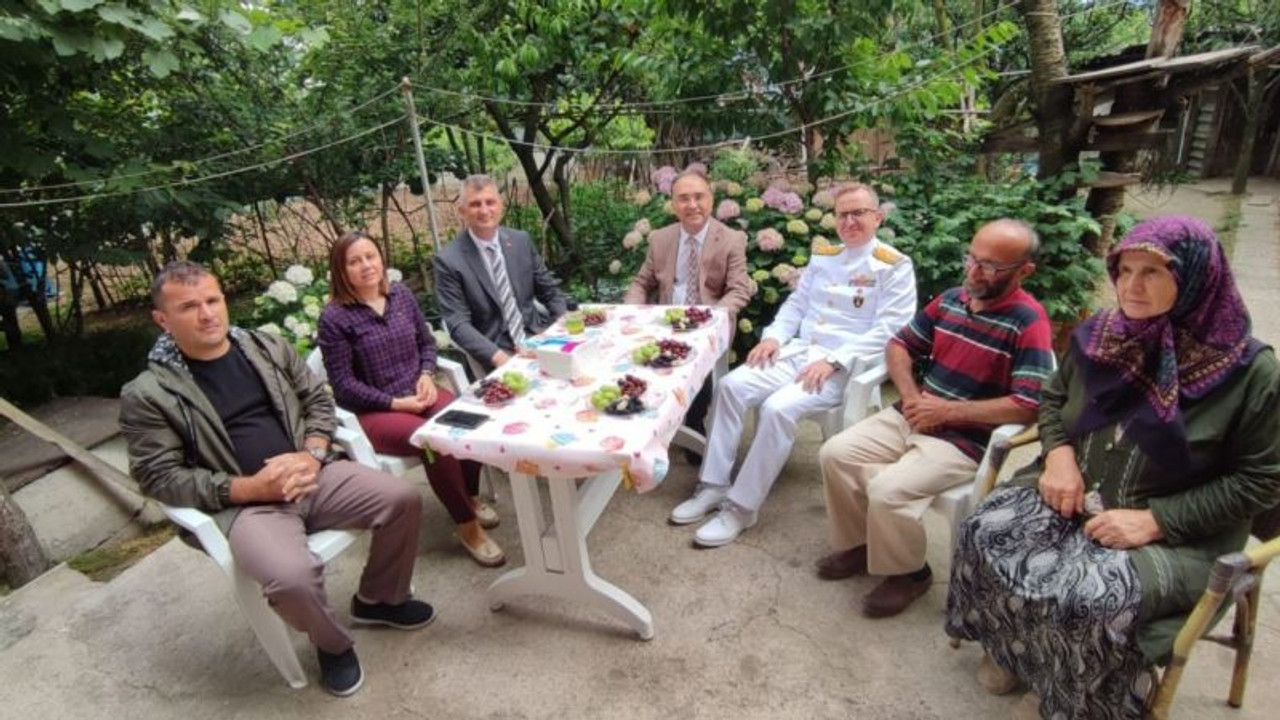 Gölcük'te şehit babalarına anlamlı ziyaret