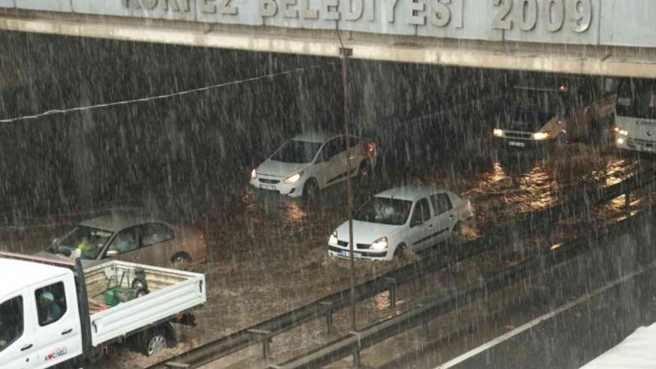 Kocaeli’de sağanak hayatı felç etti