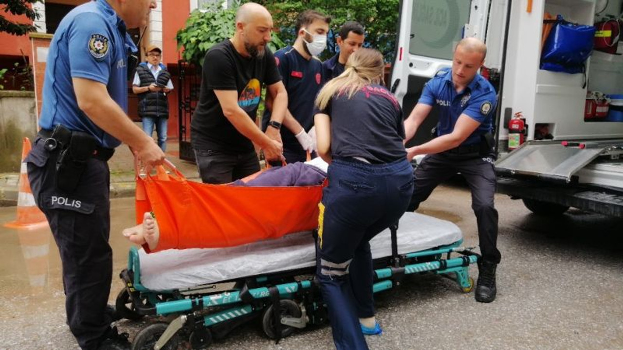 Yataktan düşen yaşlı adamın yardımına ekipler koştu
