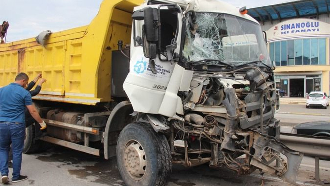 Kocaeli'de 3 araç birbirine girdi: 4 YARALI