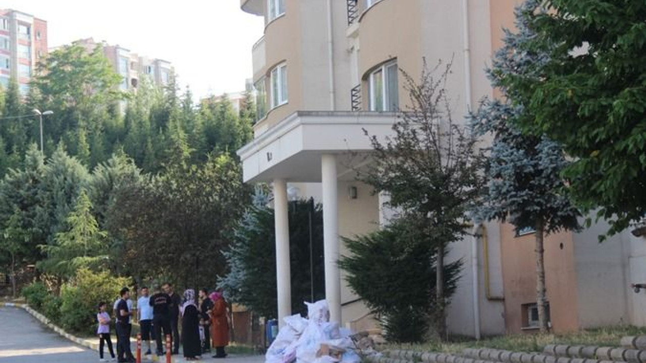 Bozulan asansörden çıkmaya çalışırken BOŞLUĞA DÜŞTÜ!