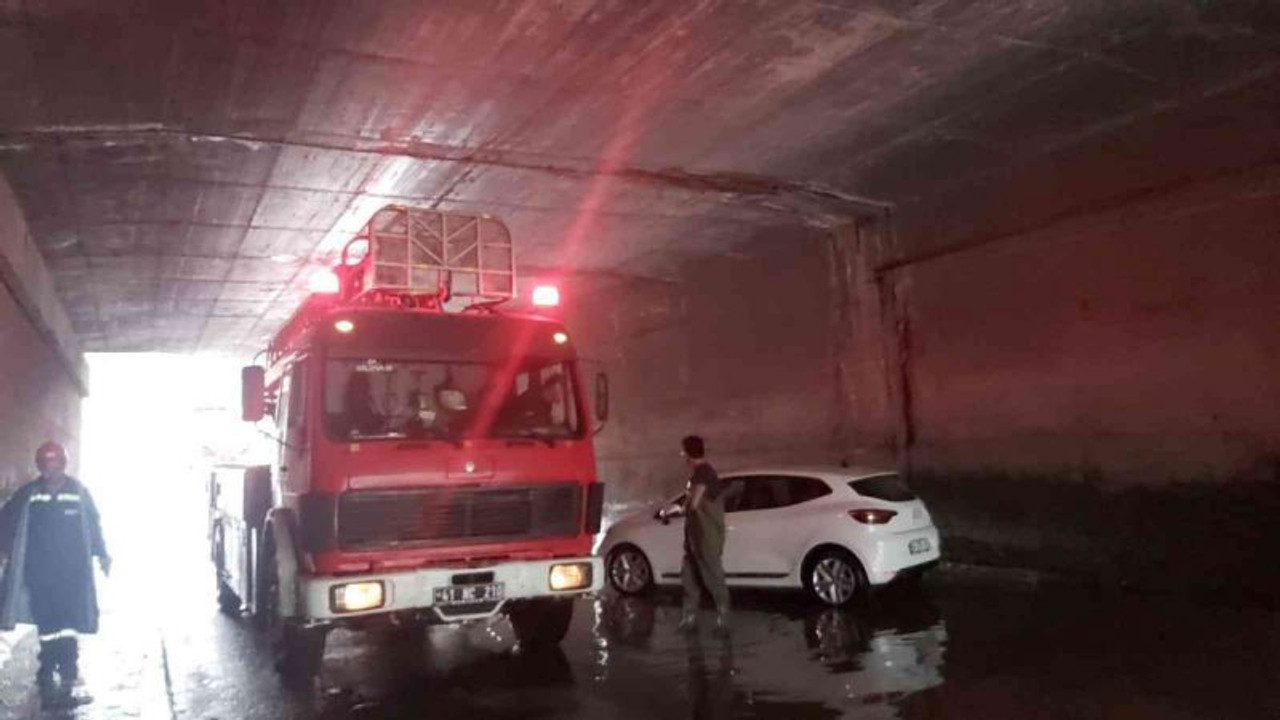 Suya gömülüp mahsur kalan aracın yardımına ekipler koştu