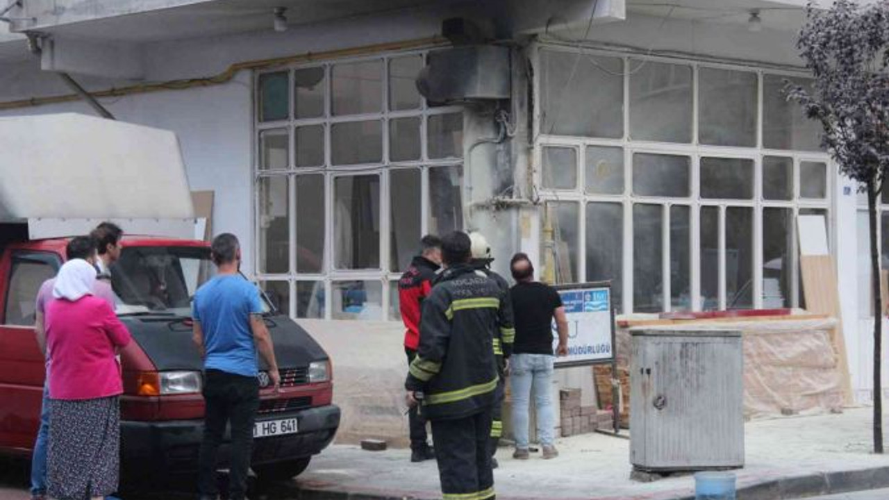 Elektrik kontağında çıkan yangın, itfaiye ekipleri tarafından söndürüldü