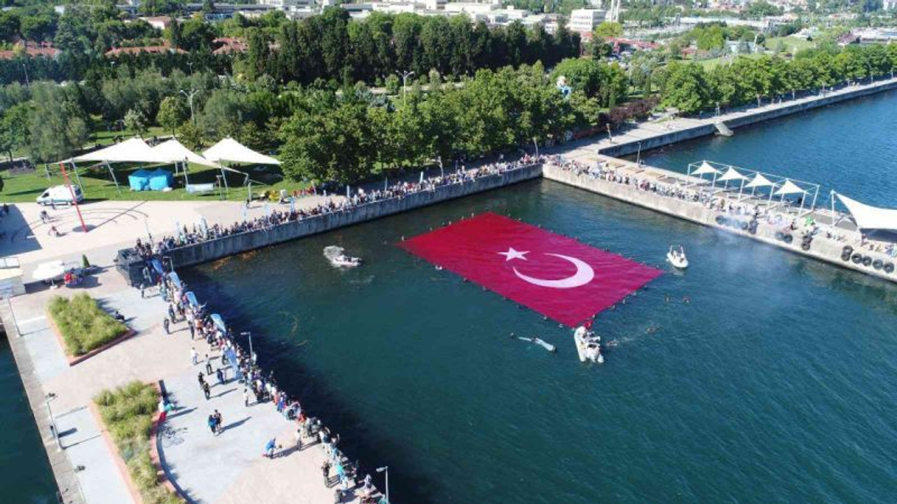 600 metrekarelik rekor büyüklükteki Türk bayrağı, İzmit Körfezi’ni taçlandırdı