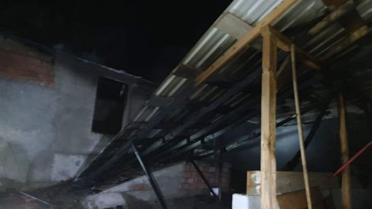 Çıkan yangın, satışı tamamlanan 10 kurbanlık hayvanı telef etti