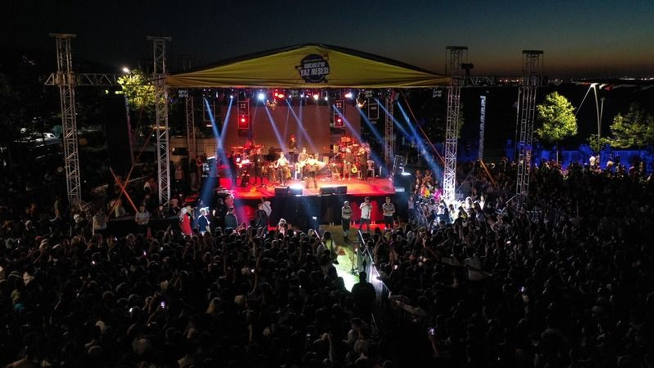 Büyükşehir’in yaz konserinde Ziynet Sali, Karamürsel’in kurtuluş gününe coşku kattı