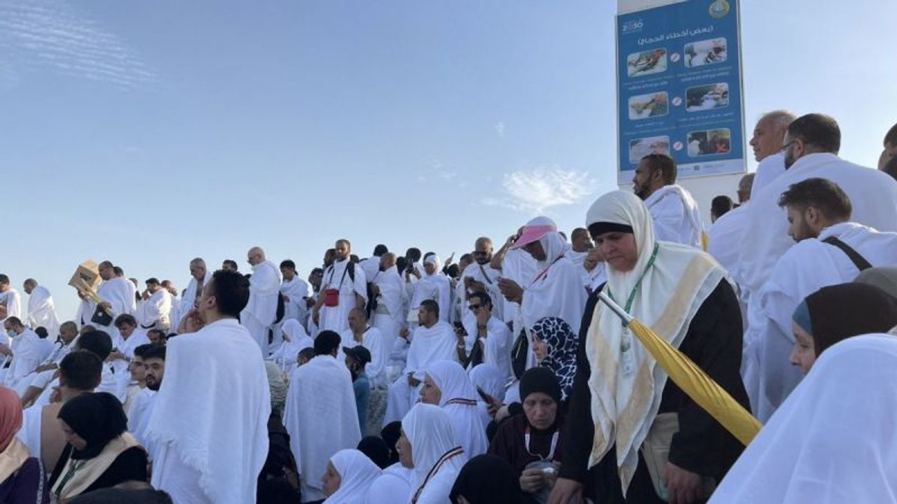 Salgın sonrası ilk kez, 1 milyon hacı adayı Arafat'ta buluştu