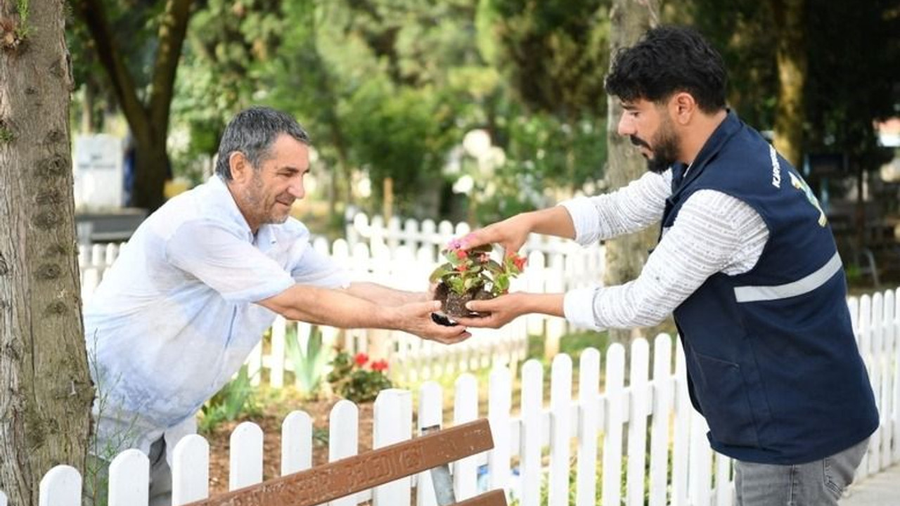 Kartepe Belediyesi, arefe gününde mezarlıklara 58 bin çiçek dağıttı