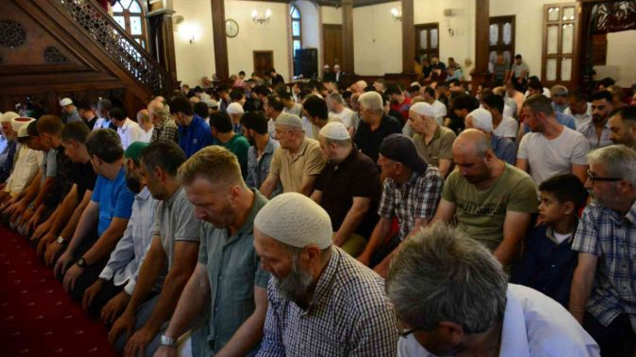 Kocaeli’de vatandaşlar bayram namazı için camilere akın etti