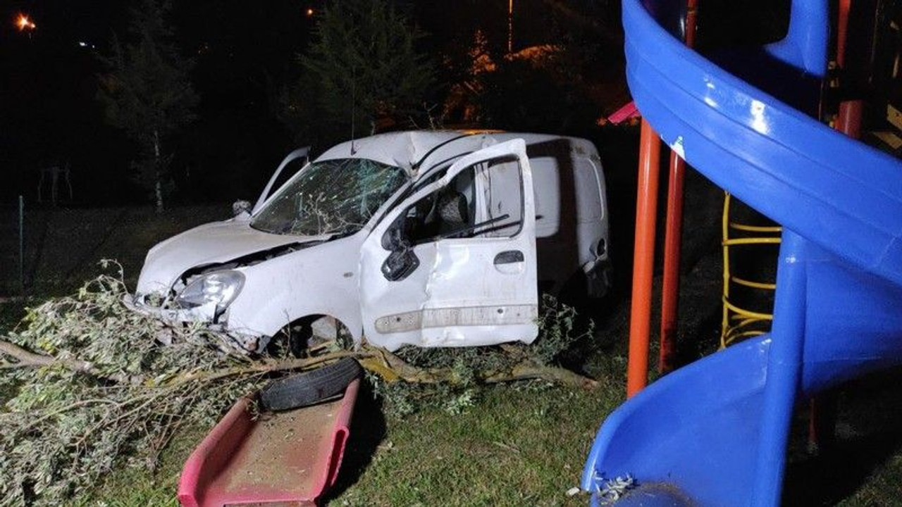 Araç çocuk parkına uçtu 1 ÖLÜ 1 YARALI