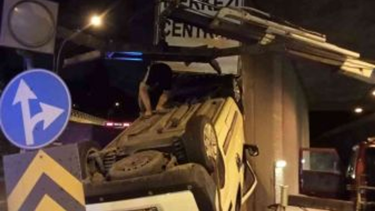 Bariyerlere çarpan araç takla attı: 4 kişi yaralandı