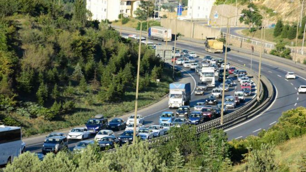 Tatilciler dönmeye başladı, trafik yoğunlaştı