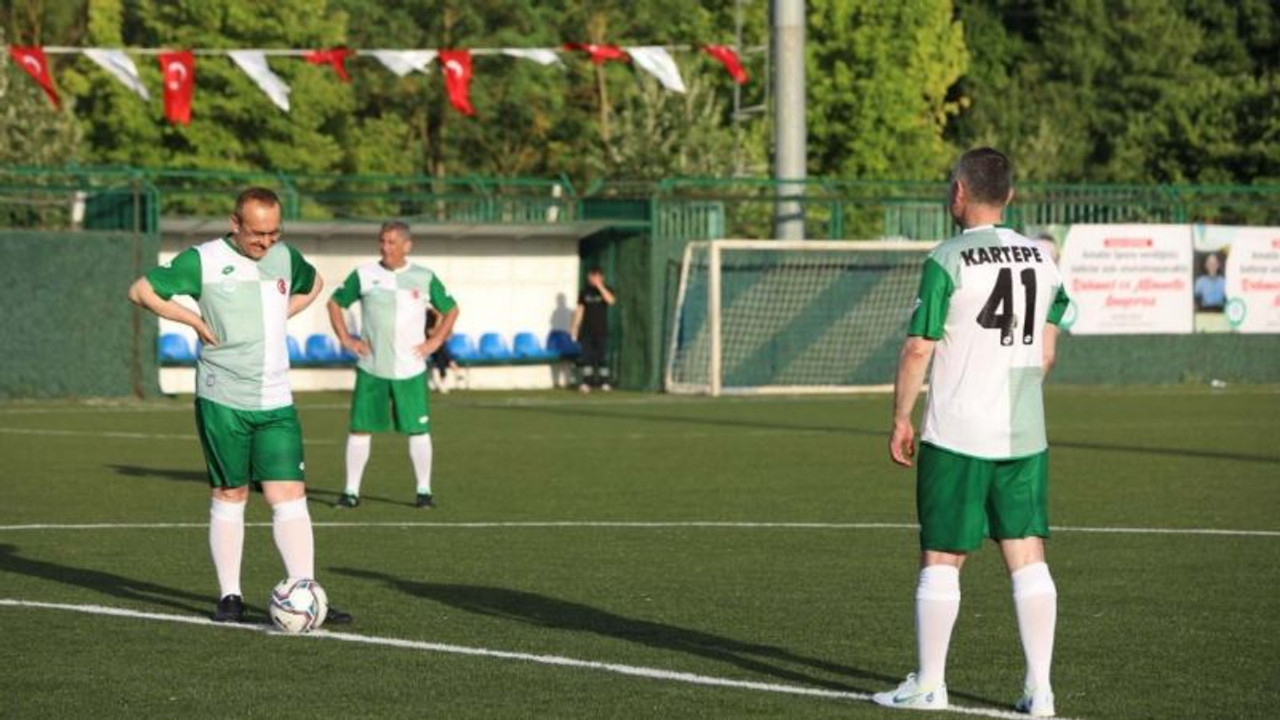 Protokol üyeleri formaları giydi, sahada ter döktü