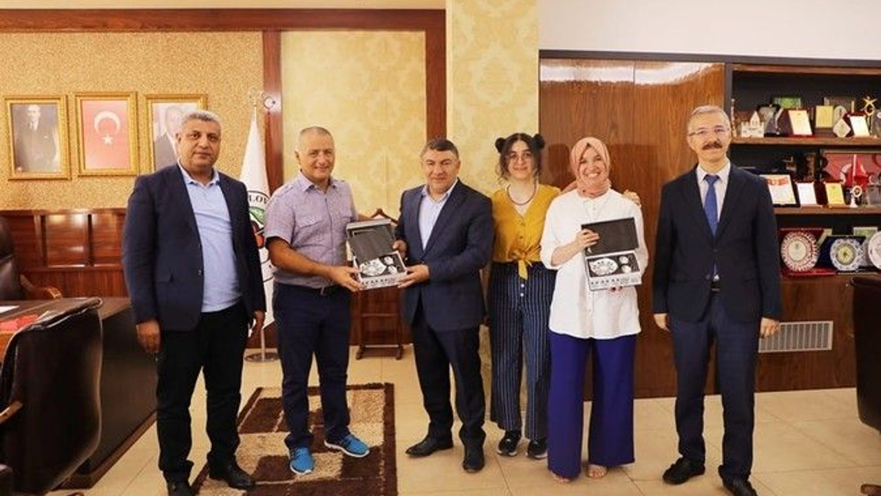 YKS birincisine Başkan Şayir'den tam altın ve burs hediyesi