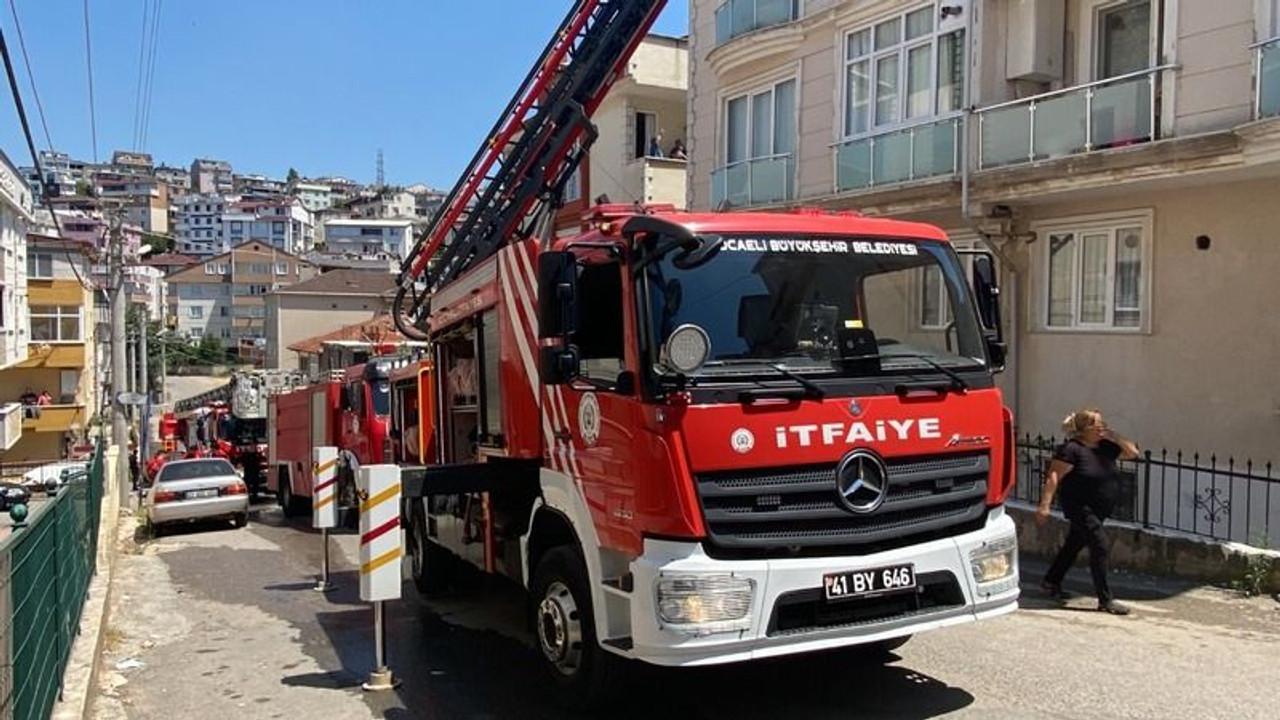 5 katlı binanın çatısında yangın çıktı