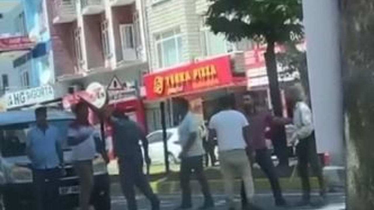 Trafikte tartışan grup YOLUN ORTASINDA SOPALARLA BİRBİRİNE GİRDİ