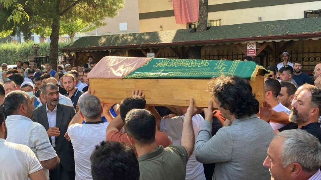 Babasının kullandığı aracın altında kalan minik Ebrar son yolculuğuna uğurlandı