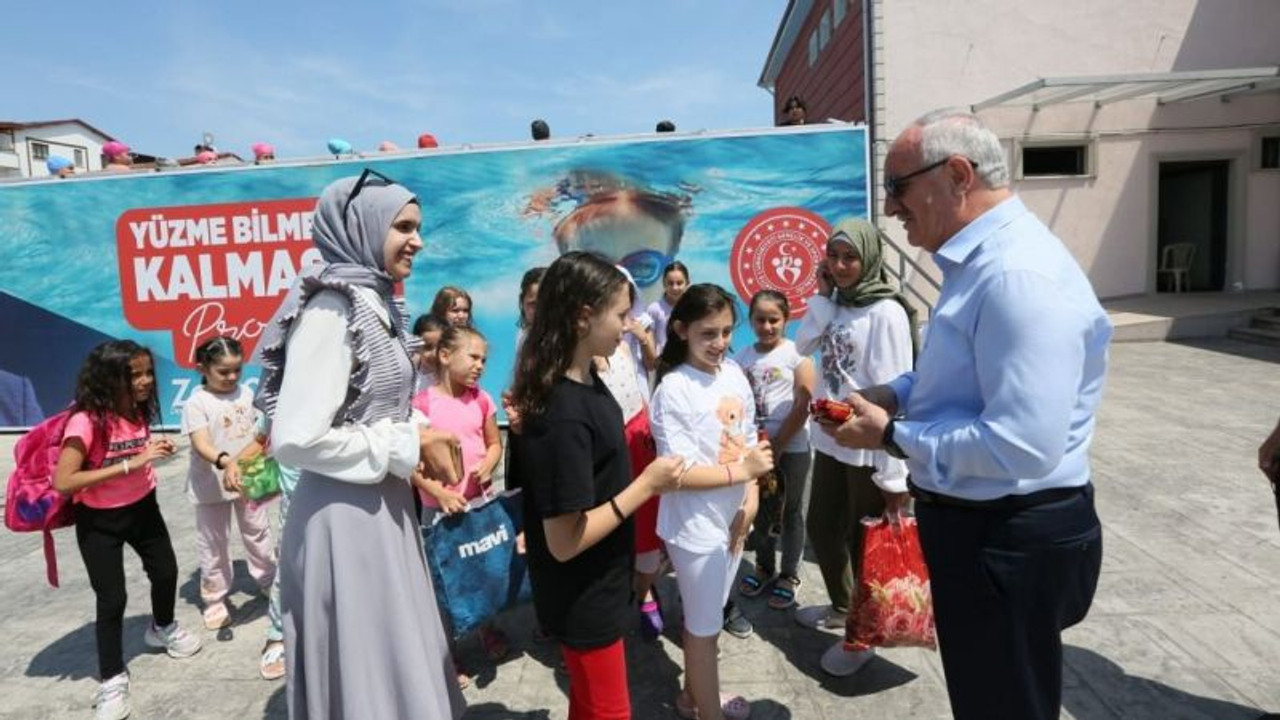 Derince’de bin 200 öğrenciye yüzme eğitimi