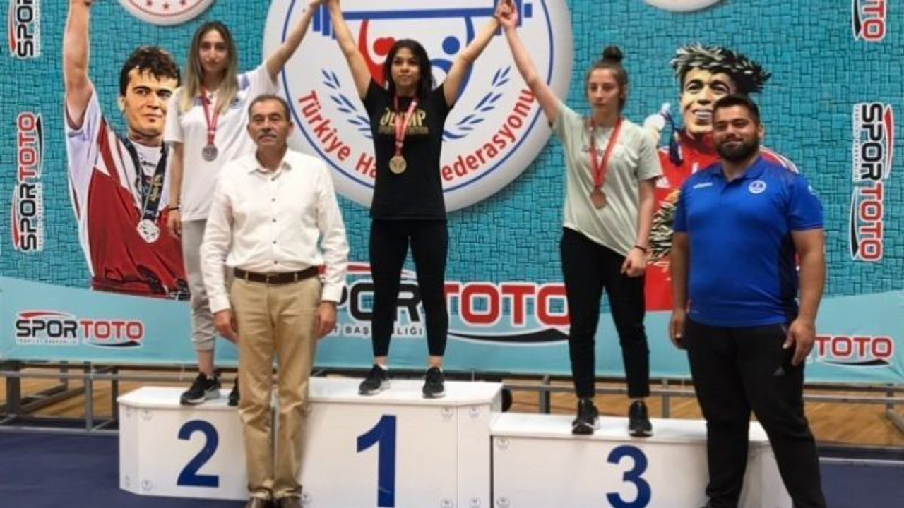 Halterciler, Türkiye şampiyonasından madalyalarla döndü