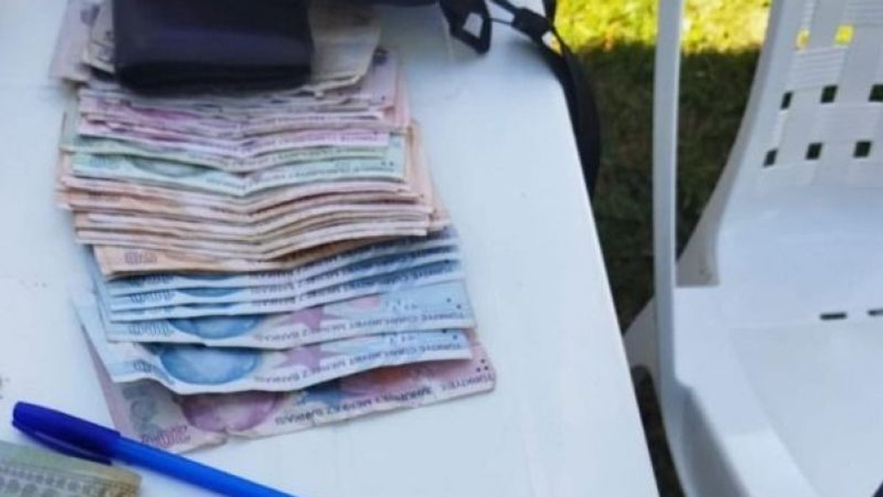 Para dolu çanta sahibine ulaştırıldı