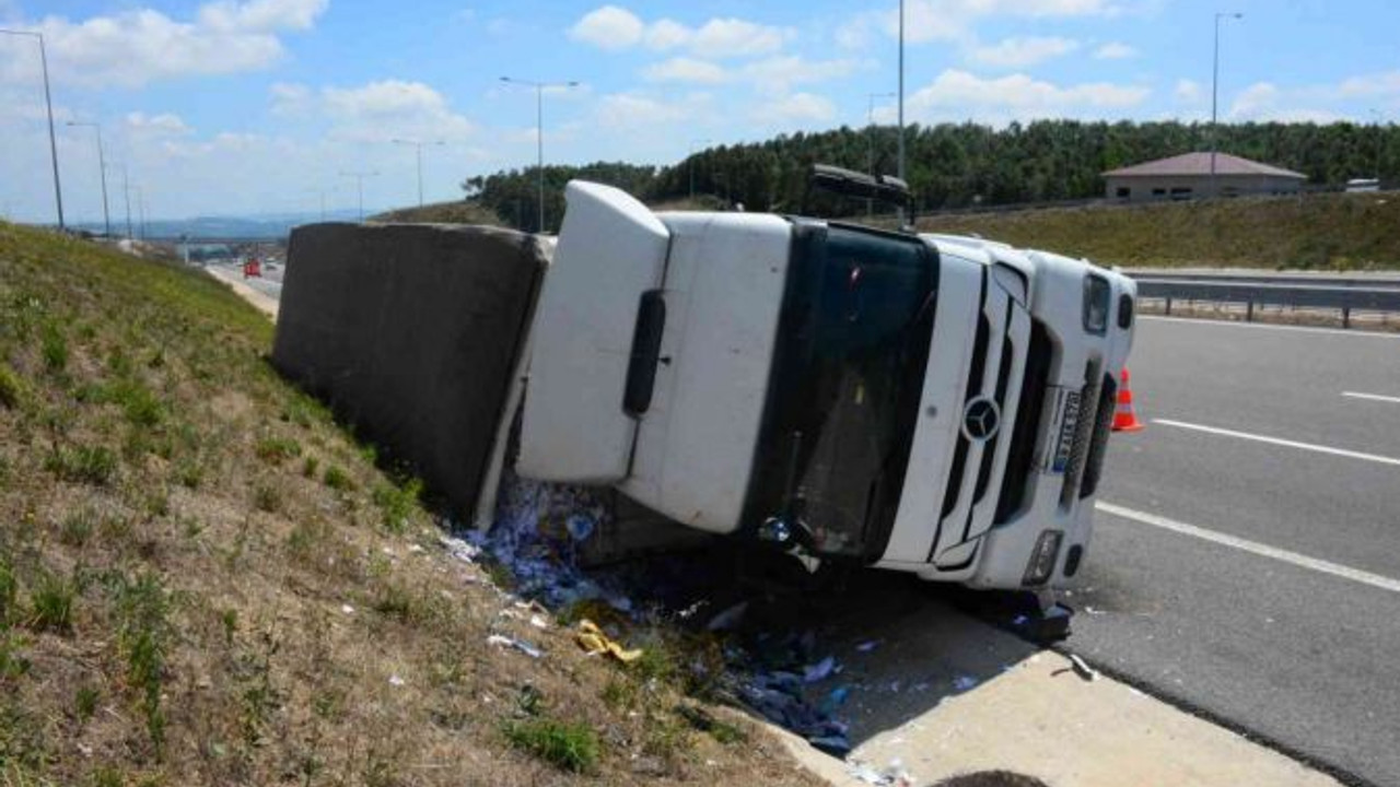 Geri dönüşüme gidecek kağıtları taşıyan tır Kuzey Marmara’da devrildi