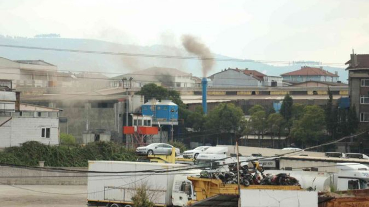 Fabrika bacasından dumanlar yükseldi, tedirgin olan vatandaşlar isyan etti