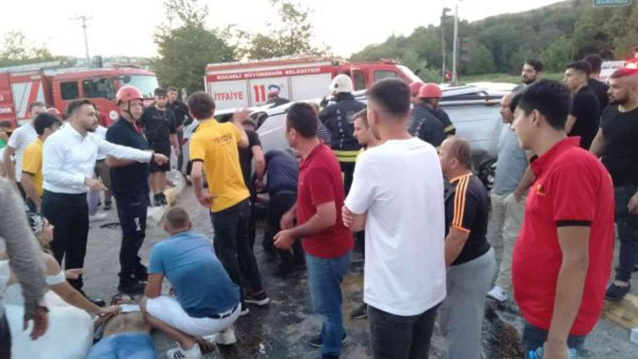 Otomobille çarpışan hafif ticari araç takla attı