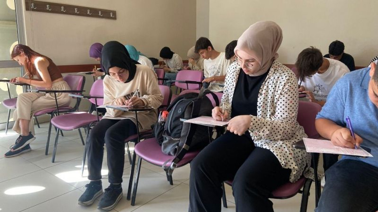 Hazırlık kurslarına kayıt yaptıran öğrenciler için seviye belirleme sınavı yapıldı