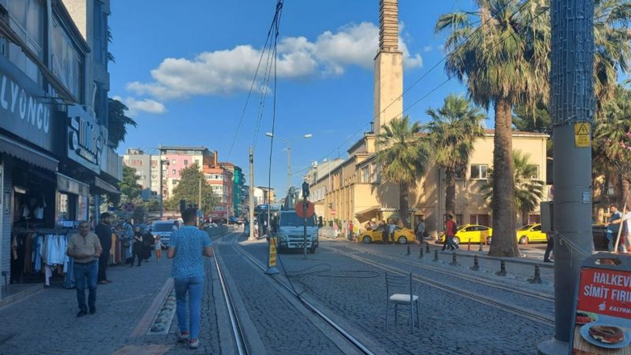 Tramvay teli koptu, vatandaşlar aldırış etmeden yoluna devam etti