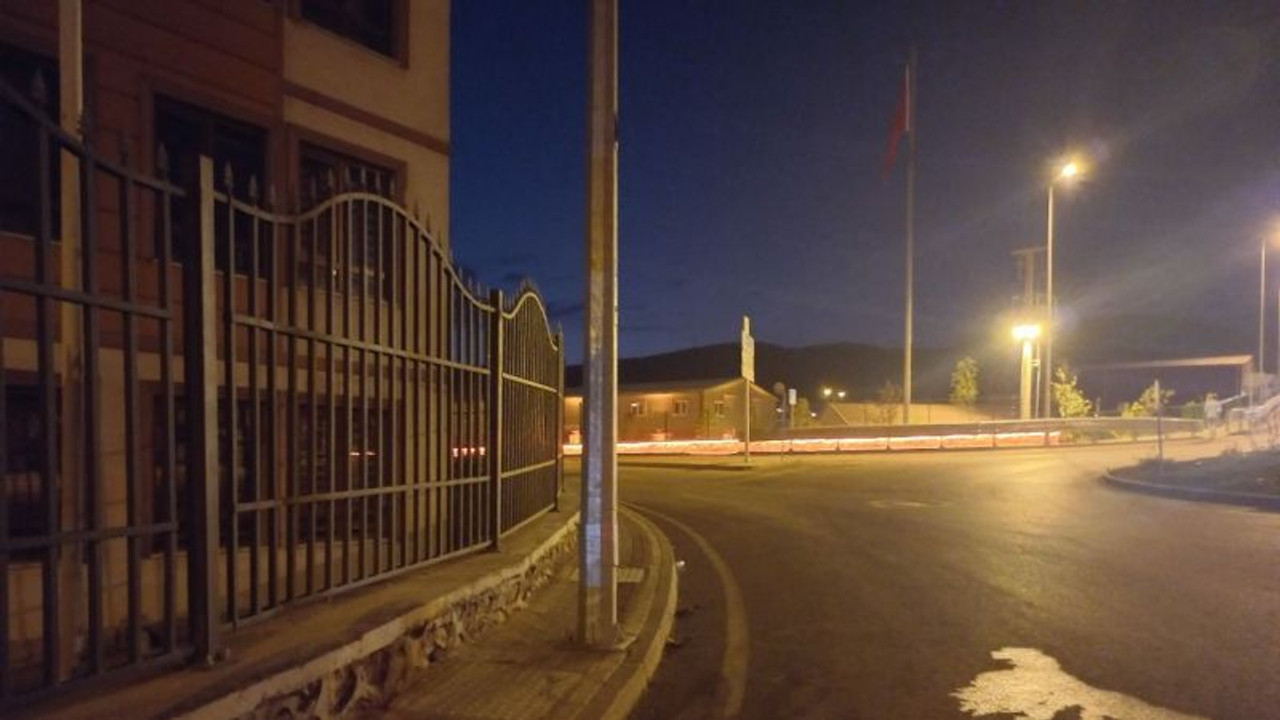 Motosikletle, aydınlatma direğine çarptı