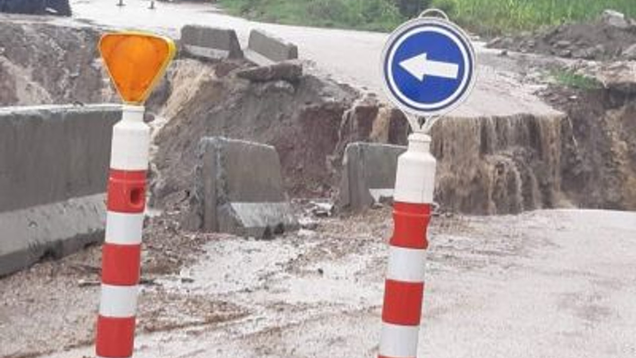 Kocaeli ve Sakarya’yı bağlayan geçici yol ve köprü kalıplarını sel suları götürdü