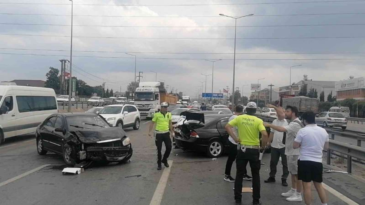 D-100’de zincirleme kaza: 6 yaralı