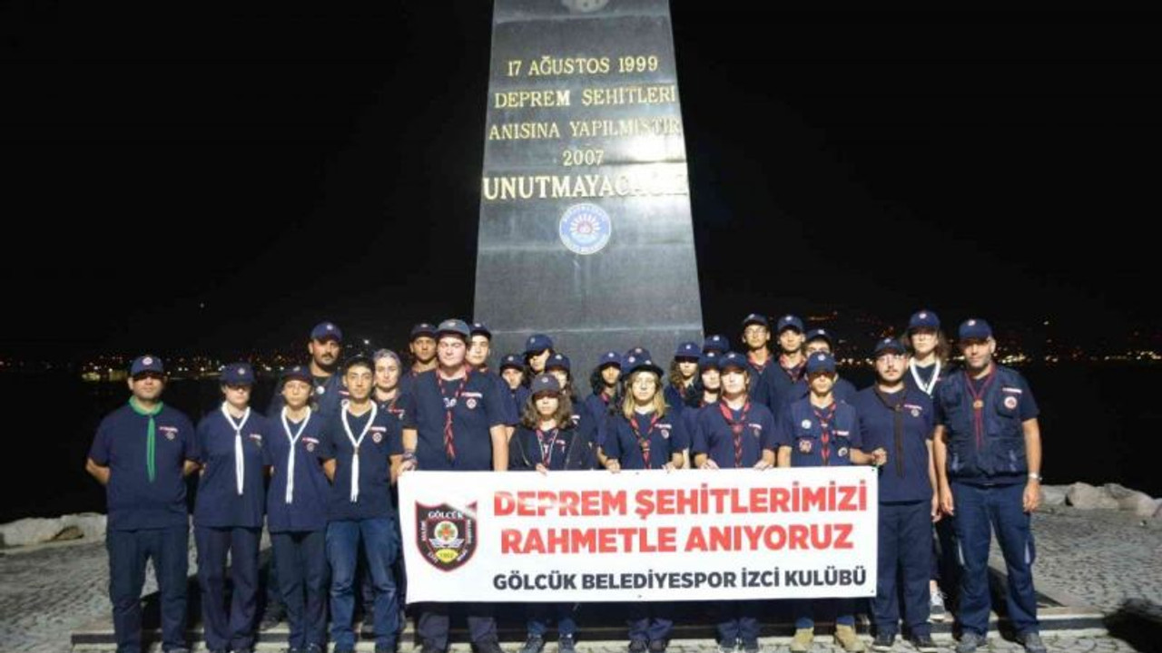Depremde hayatını kaybedenler deprem saatinde dualarla anıldı