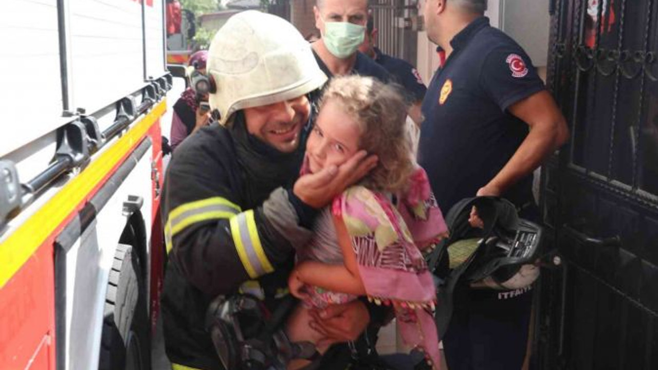 İtfaiye ekibi dumanların arasına dalıp kurtardı, mutluluğun fotoğrafı