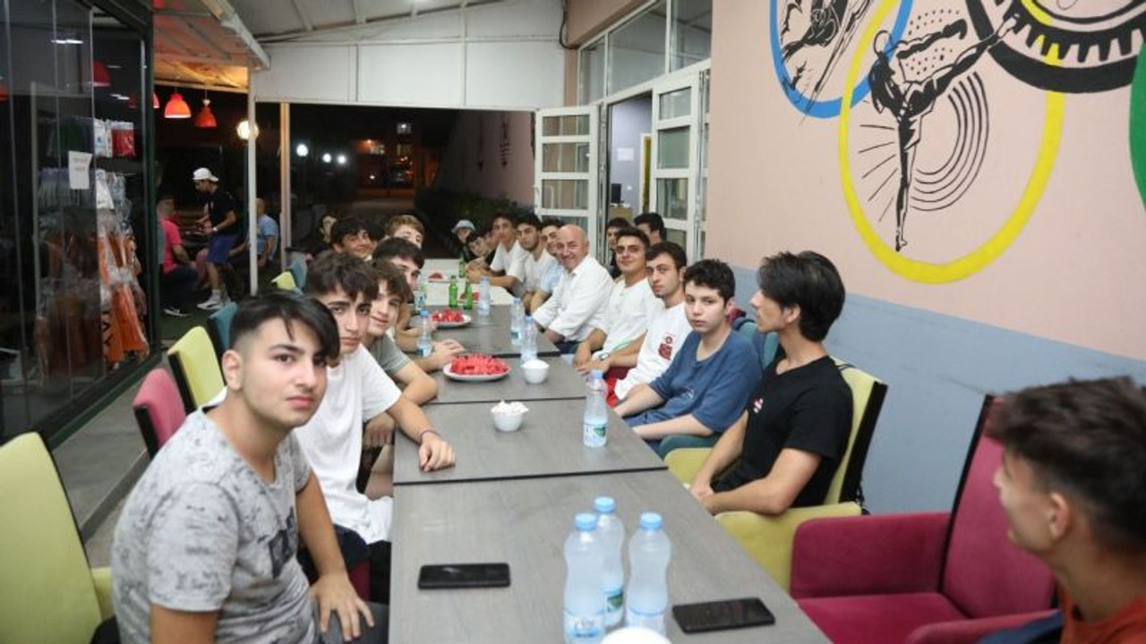 Muzaffer Bıyık, gençlerin geleceğe dair fikirlerini aldı!