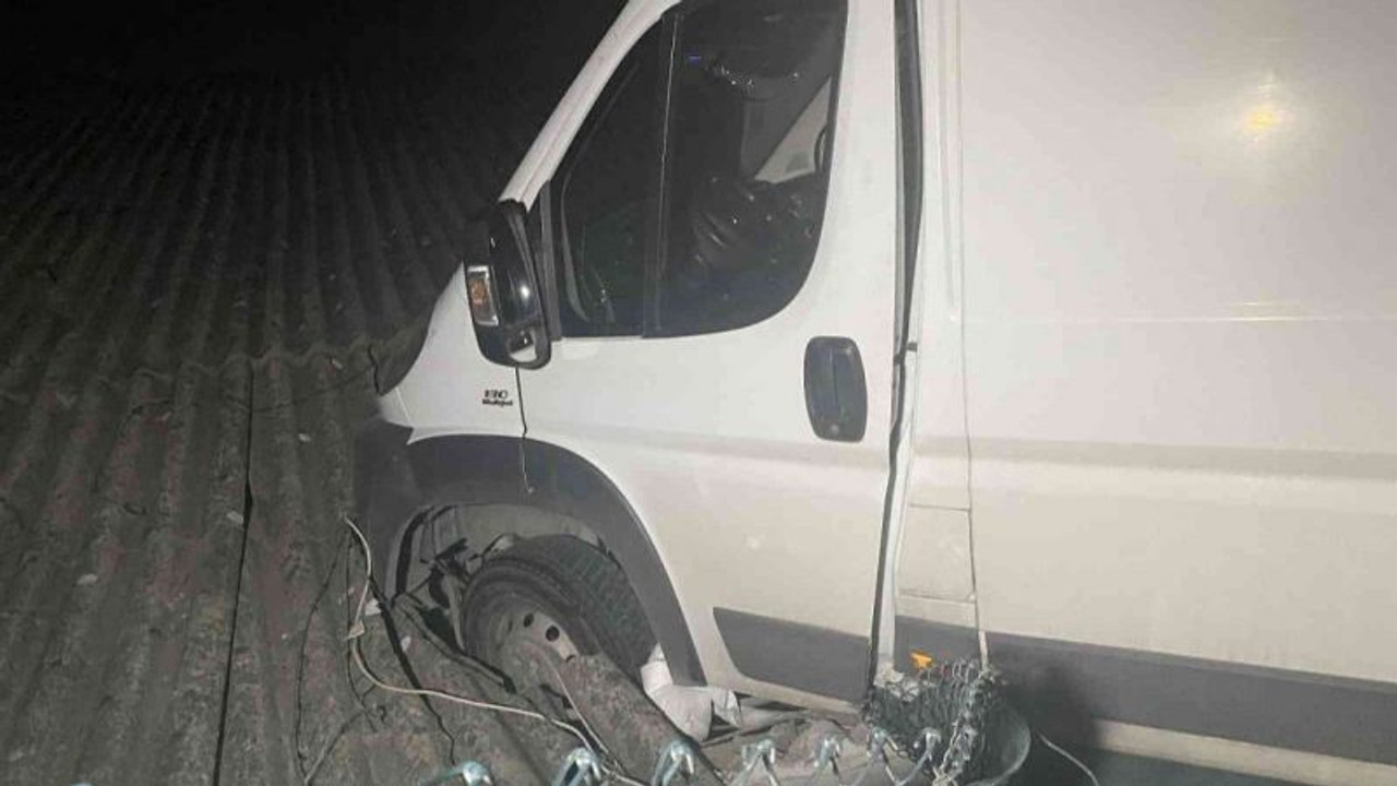Kocaeli’de ilginç kaza: Yoldan çıkan minibüs deponun çatısına çarptı