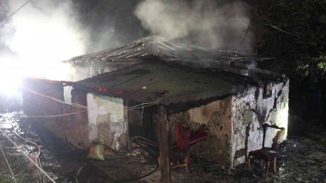 Kocaeli’de prefabrik ev alev alev yandı