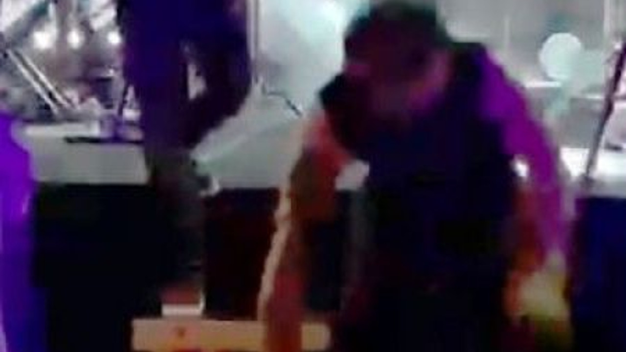 Emre Kaya sahneden düştü,hastanelik oldu!