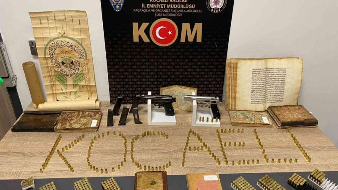 Durdurulan araçta 10 adet tarihi eser niteliğinde kitap bulundu