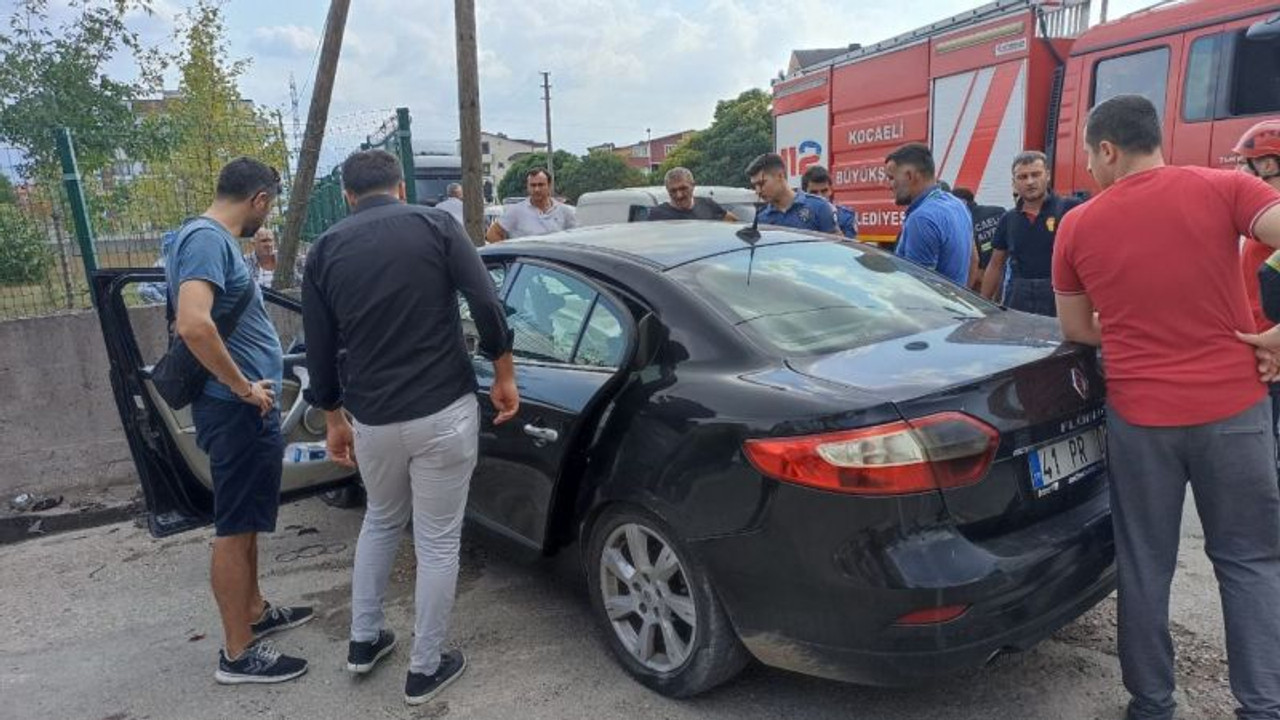 Tansiyonu düşünce, kaza yapıp otomobilde sıkıştı