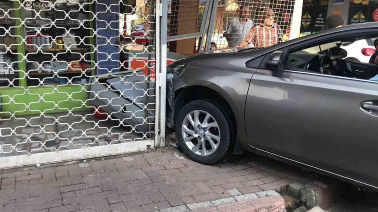 Çarpışan otomobillerden biri marketin kepenklerine girdi!