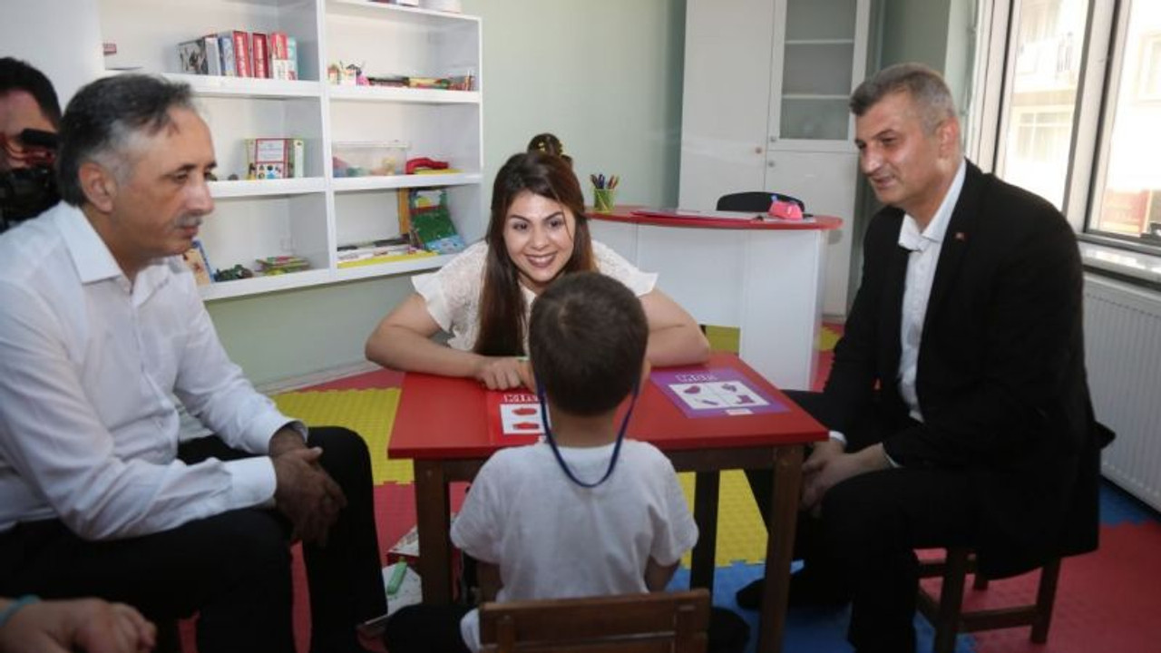 İşitme engelli çocuklar, sessiz dünyalarından eğitimle çıkıyor