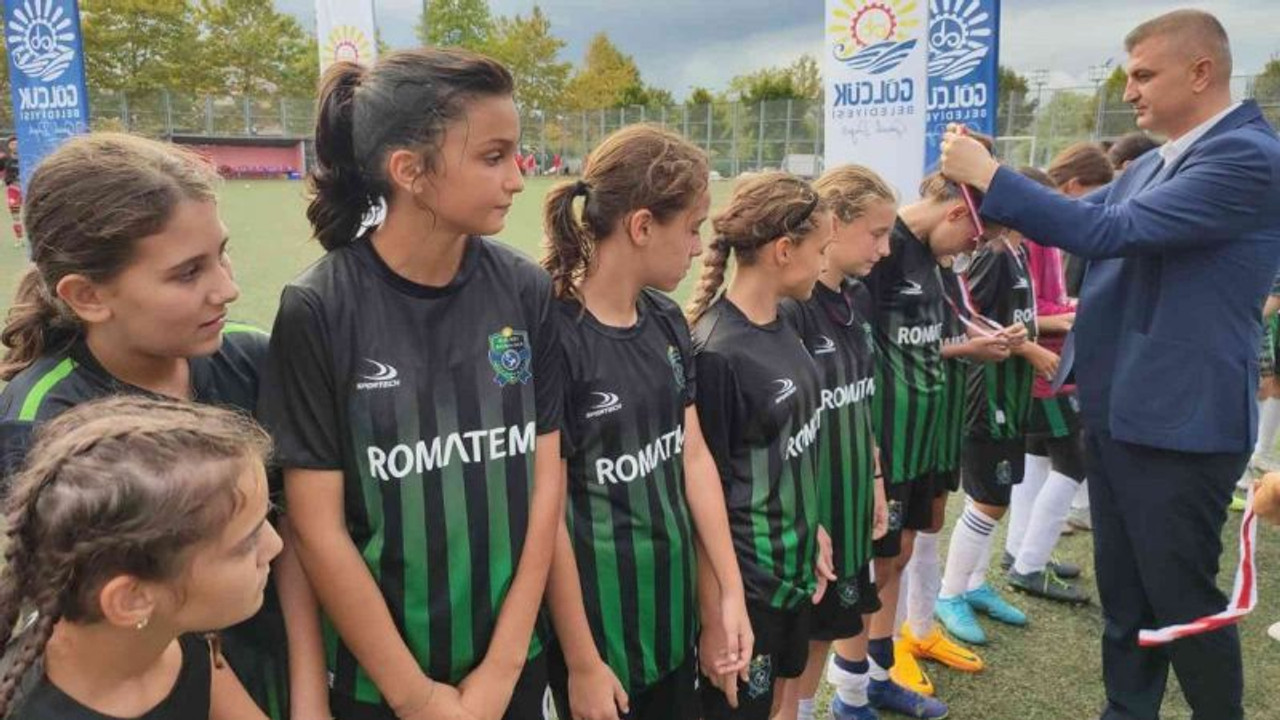 U-13 Kız Futbol Turnuvası’nın şampiyonu Kocaeli Kadın Futbol’u oldu