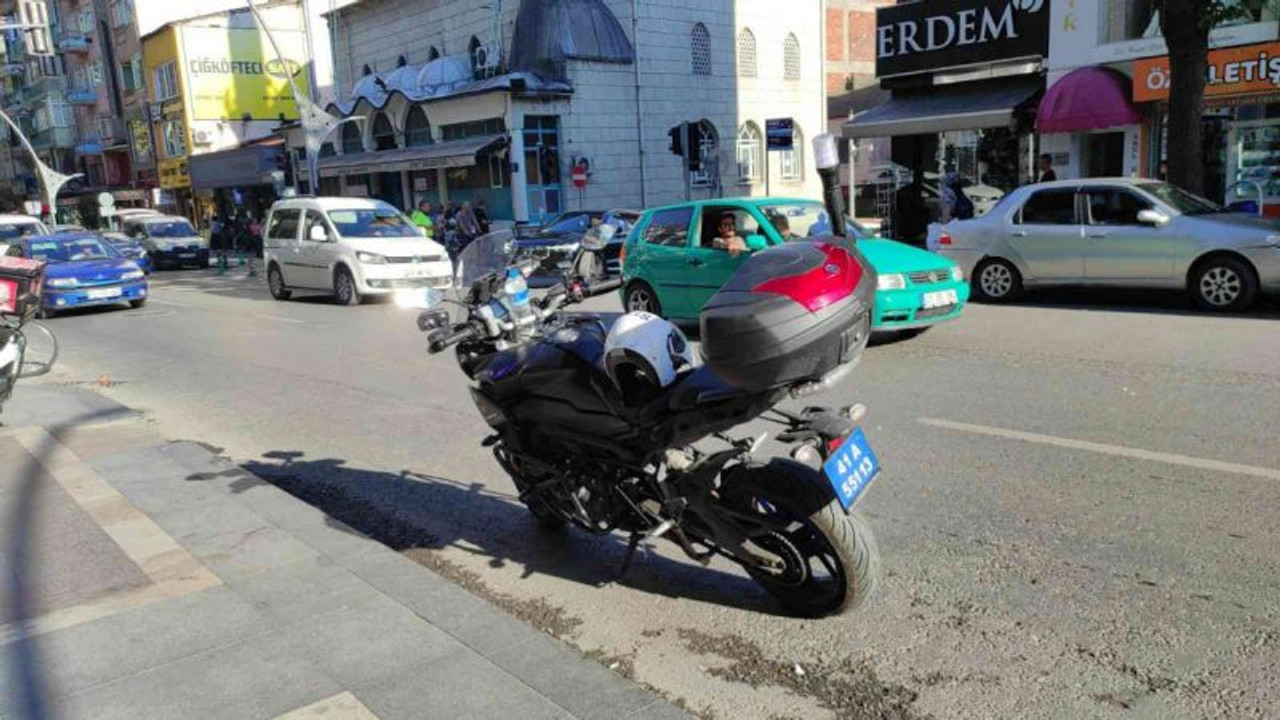 Motokurye önündeki araca çarptı!