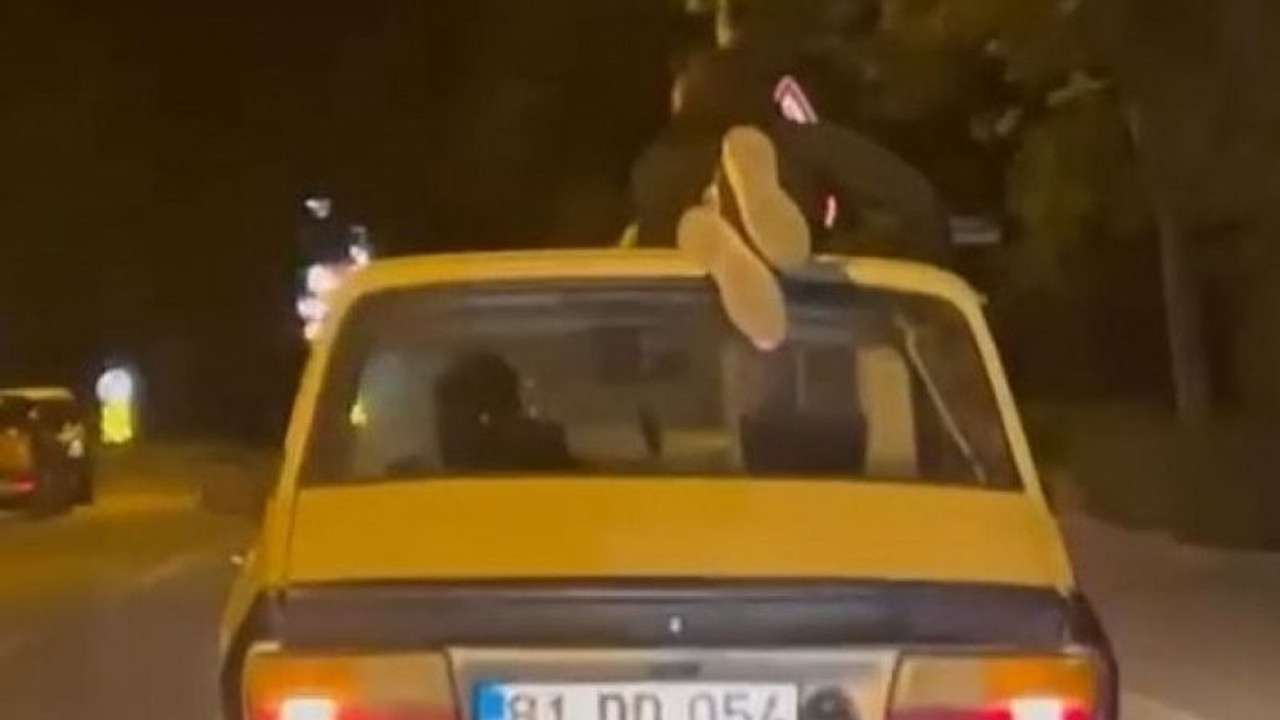 Kocaeli'de otomobil tavanında tehlikeli yolculuk!