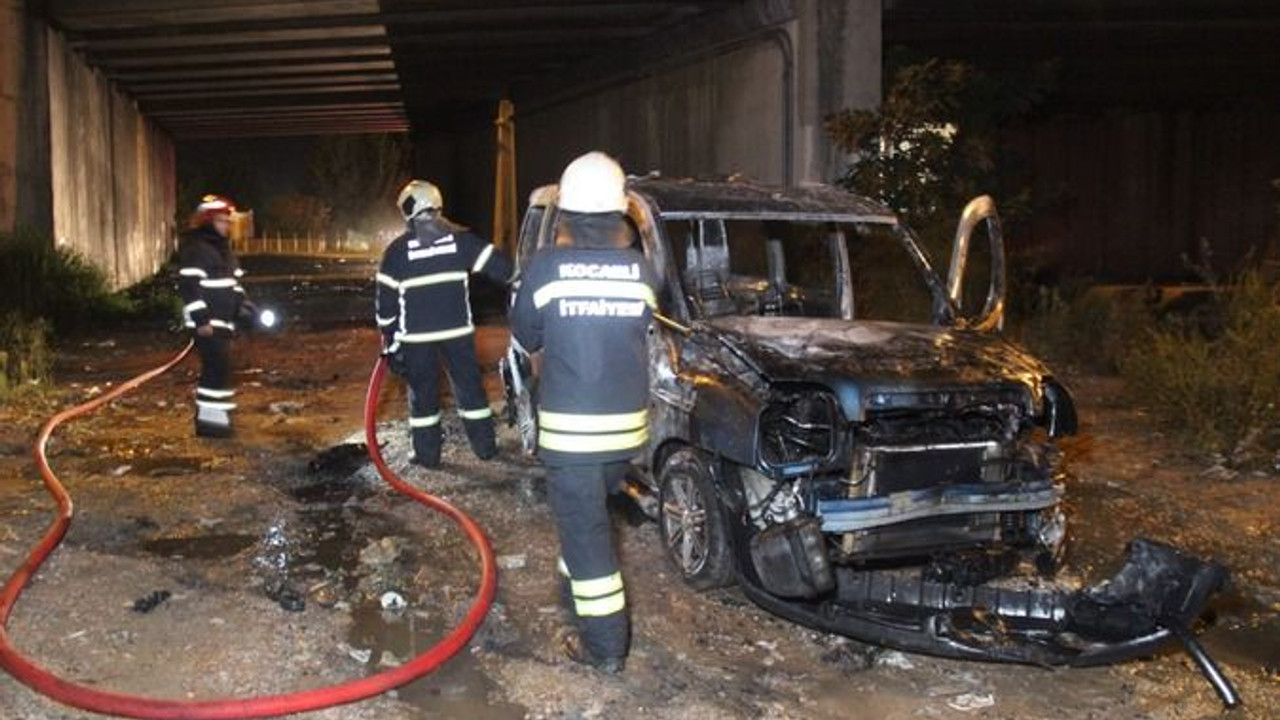 Terk edilen araç alev topuna döndü
