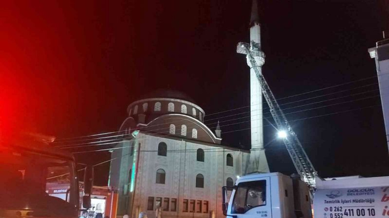 Cami minaresindeki yangın korkuttu!